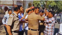 Jalgaon News : मतदान केंद्राबाहेर बोगस मतदाराला धू धू धुतलं; शिंदे गटाकडून पाठविण्यात आल्याचा धक्कादायक आरोप