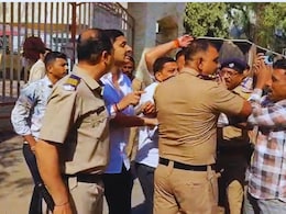 Jalgaon News : मतदान केंद्राबाहेर बोगस मतदाराला धू धू धुतलं; शिंदे गटाकडून पाठविण्यात आल्याचा धक्कादायक आरोप