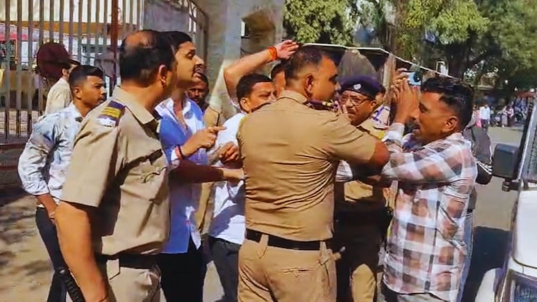 Jalgaon News : मतदान केंद्राबाहेर बोगस मतदाराला धू धू धुतलं; शिंदे गटाकडून पाठविण्यात आल्याचा धक्कादायक आरोप