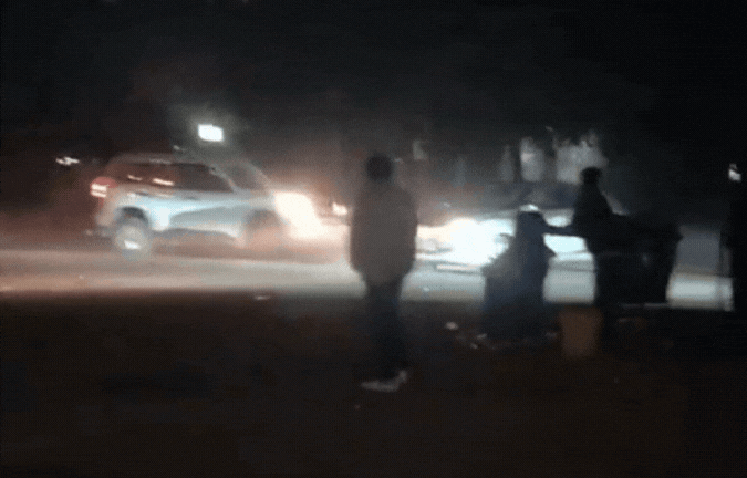 चौराहे पर जानलेवा खतरनाक स्टंट! पुलिस को देखकर भागे स्टंटबाज