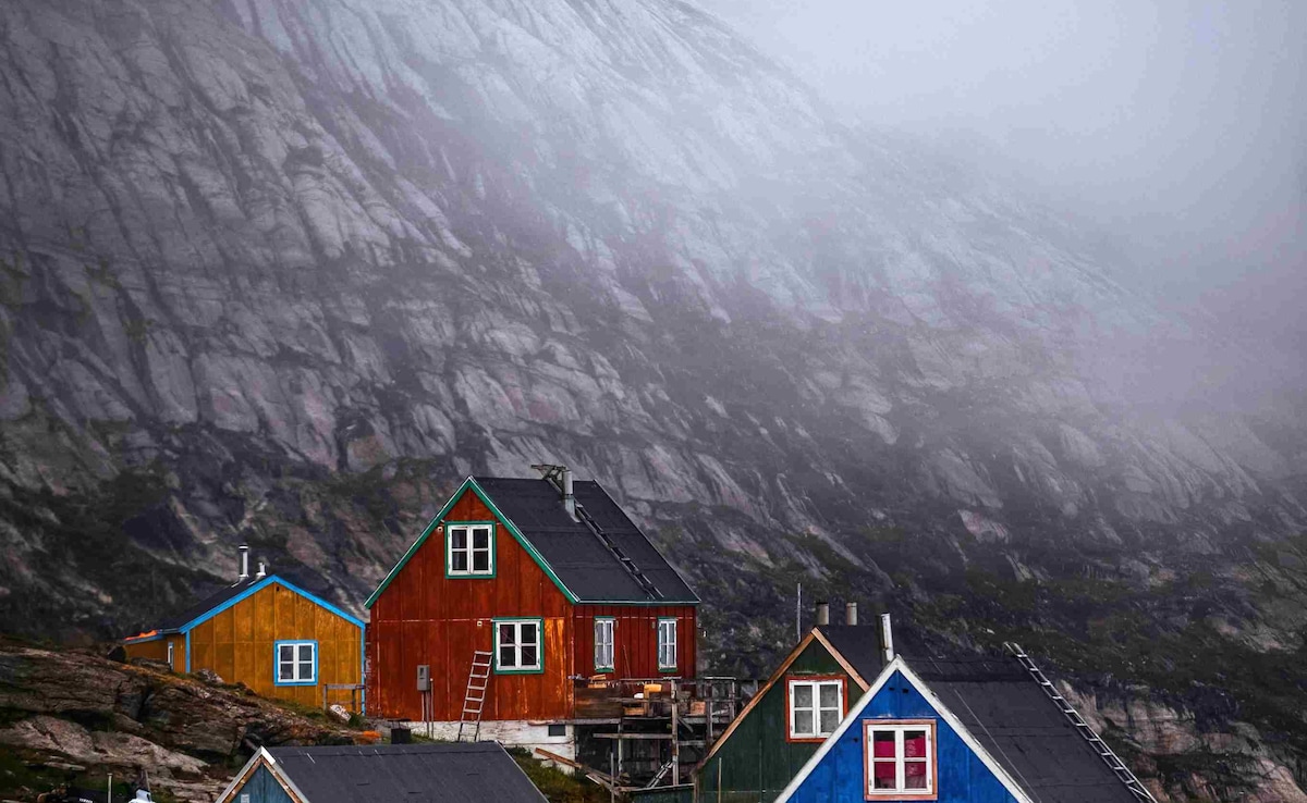 Greenlands population stands at roughly 56,000 to 57,000 people Greenlands population stands at roughly 56,000 to 57,000 people