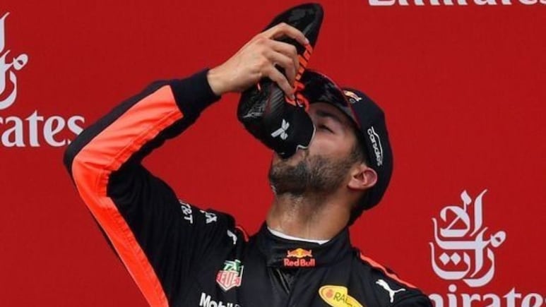 जूते में शराब डालकर क्यों पीते हैं खिलाड़ी? कैसे हुई इस अजीब ट्रेडिशन की शुरुआत