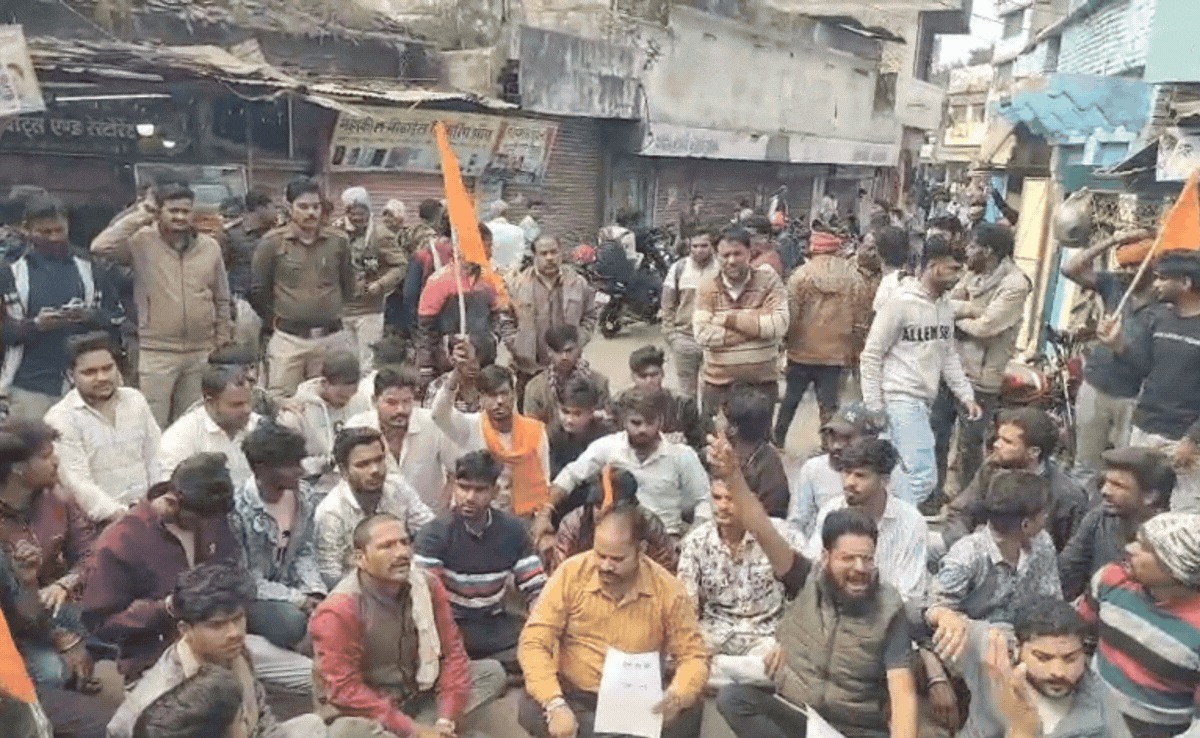 शमशाबाद में गाय की हत्या, अवशेष लेकर सड़क पर उतरा बजरंग दल, दुकानें बंद कराकर लगाया जाम &nbsp;