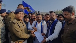 निवाड़ी में भीम आर्मी का प्रदर्शन: जिलाध्यक्ष प्रमोद अहिरवार के ल&zwj;िए 90 कार्यकर्ताओं ने दी गिरफ्तारी