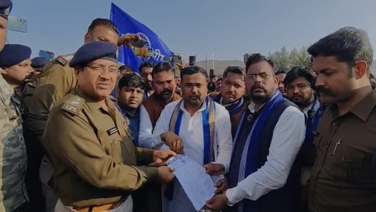 निवाड़ी में भीम आर्मी का प्रदर्शन: जिलाध्यक्ष प्रमोद अहिरवार के ल&zwj;िए 90 कार्यकर्ताओं ने दी गिरफ्तारी