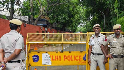 दिल्ली में हत्या की खौफनाक वारदात, पड़ोसी ने मारपीट के बाद घोंपा स्क्रूड्राइवर