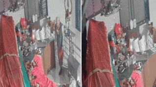 VIDEO: खिड़की से मंदिर में घुसा चोर, माता रानी को किया प्रणाम, फिर चांदी का 4 किलो का छत्र ले उड़ा