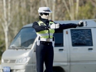 धूप-धूल में नहीं खड़ा होगा इंसान, चीन का ट्रैफिक संभालेगी रोबोट पुलिस