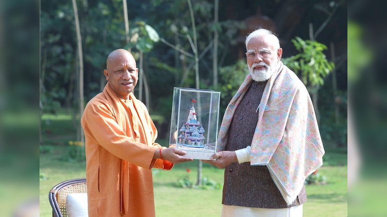 रामधुन गाते हुए तैयार की गई.. CM योगी ने पीएम मोदी को जो मंदिर भेंट की उसकी खासियत जानिए