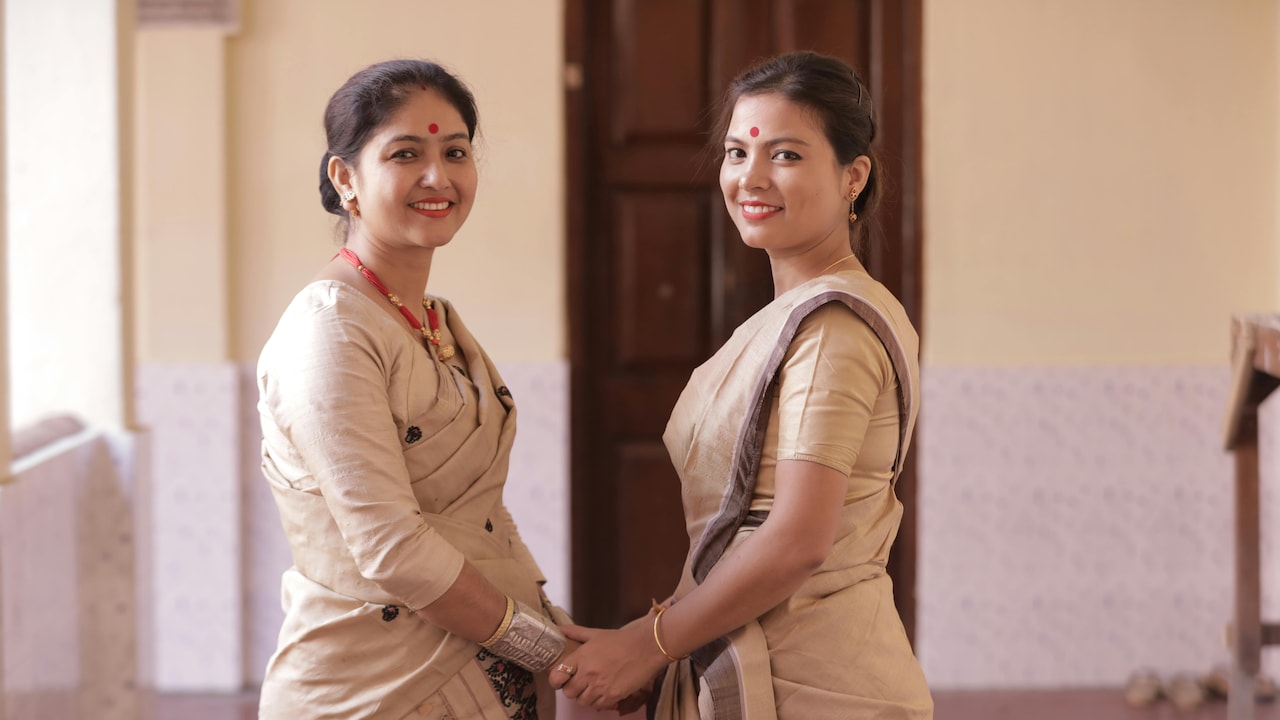 How Saree Fabric Impacts Draping, Weight And Overall Elegance How Saree Fabric Impacts Draping, Weight And Overall Elegance