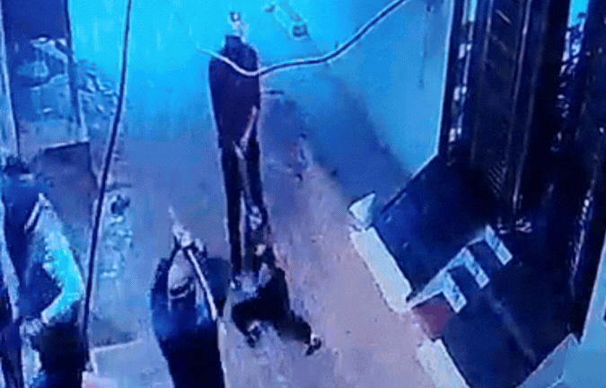 VIDEO: महिला को घर में घुसकर बर्बरता से पीटा, 6 दिन बाद पुलिस ने लिखी एफआईआर&nbsp;