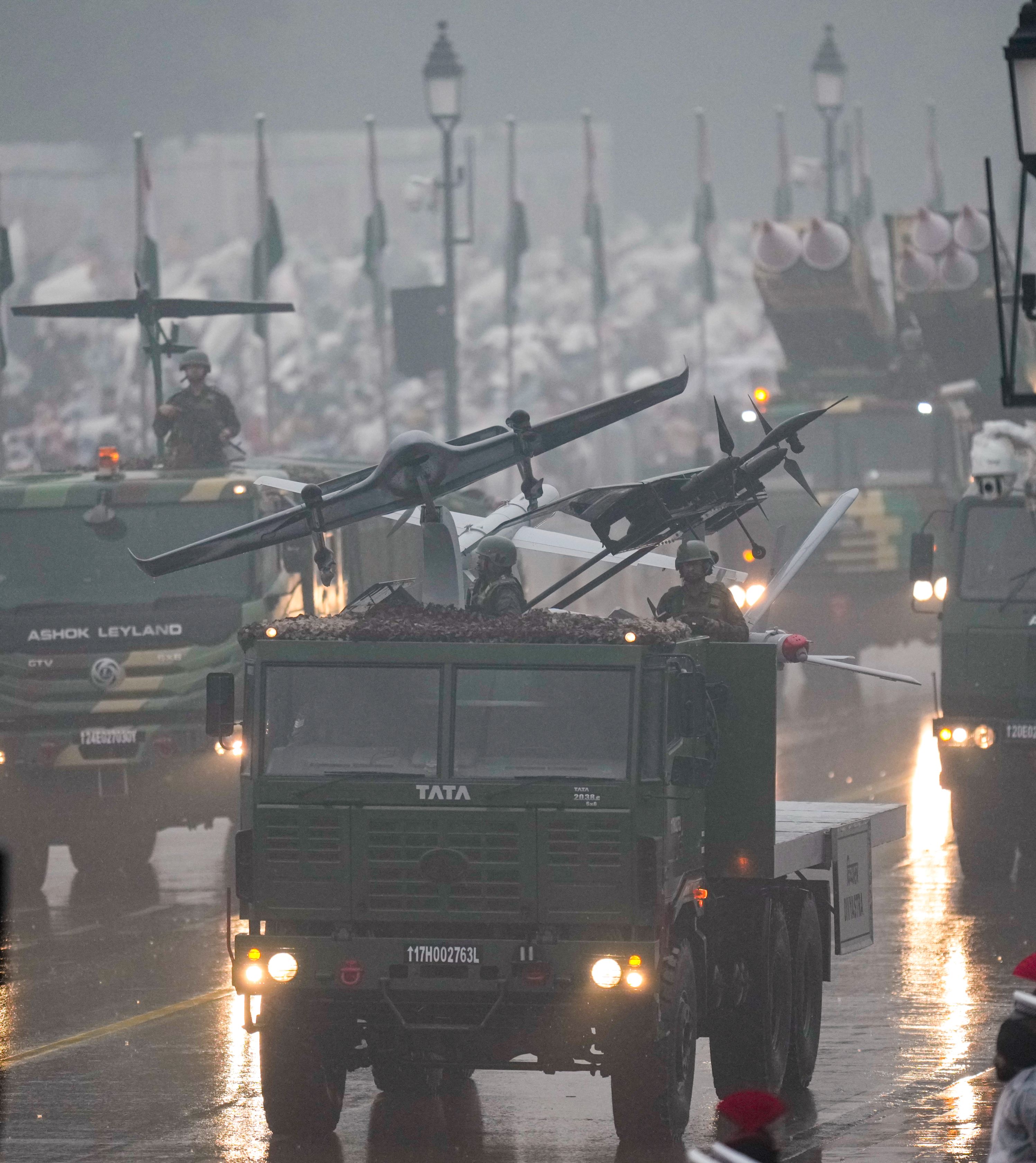 दिल्ली में शुक्रवार को बारिश के बीच गणतंत्र दिवस परेड की रिहर्सल हुई.