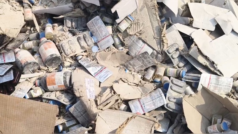 कोरिया शहर के बीच मिला दवाइयों का जखीरा, आसपास खेलते मिले बच्चे; स्वास्थ्य विभाग में हड़कंप