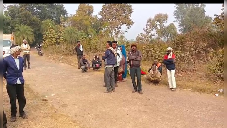 पिकअप ने बाइक को मारी जोरदार टक्कर, 3 साल की बच्ची सहित 4 लोगों की मौत, गाड़ी छोड़कर भागा ड्राइवर&nbsp;