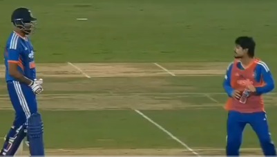 IND vs NZ, 4th T20I: गंभीर का संदेश लेकर मैदान पर दौड़ते हुए पहुंचे चोटिल ईशान किशन, प्लेइंग 11 से रहे थे बाहर, फैंस हुए नाराज