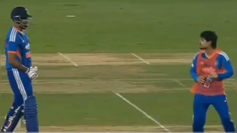 IND vs NZ, 4th T20I: गंभीर का संदेश लेकर मैदान पर दौड़ते हुए पहुंचे चोटिल ईशान किशन, प्लेइंग 11 से रहे थे बाहर, फैंस हुए नाराज