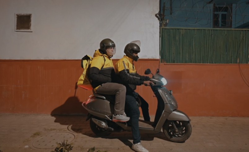 राघव चड्ढा डिलीवरी एजेंट बन स्कूटर पर सवार होकर निकले, जानें क्यों करना पड़ा ये काम