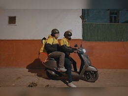 राघव चड्ढा डिलीवरी एजेंट बन स्कूटर पर सवार होकर निकले, जानें क्यों करना पड़ा ये काम