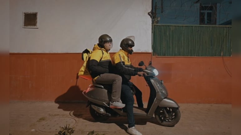 राघव चड्ढा डिलीवरी एजेंट बन स्कूटर पर सवार होकर निकले, जानें क्यों करना पड़ा ये काम