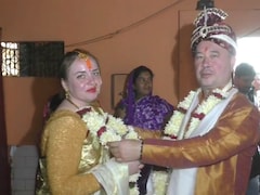 11 साल पुरानी शादी को अटूट बनाने रूसी कपल ने हिंदू रीति-रिवाज से की शादी, बताया- क्यों चुना बनारस शहर