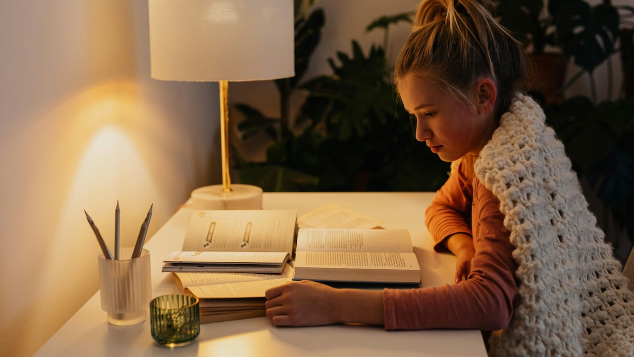 6 Best Study Lamps To Reduce Eye Strain During Long Screen Hours.