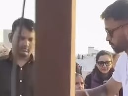 हार्दिक पंड्या ने गर्लफ्रेंड माहिका शर्मा के साथ उड़ाई पतंग, उंगलियों पर बांधी हुई थी पट्टियां