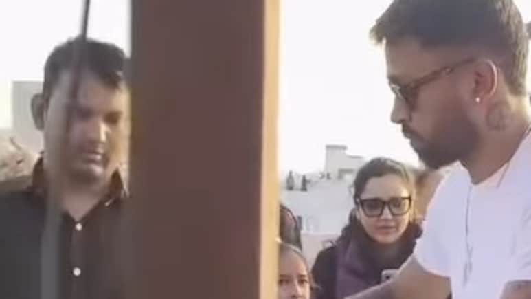 हार्दिक पंड्या ने गर्लफ्रेंड माहिका शर्मा के सामने लड़ाए पेचे, छत पर खूब हुई पतंगबाजी, वीडियो वायरल