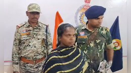 धमतरी में नक्सली कमांडर गीता का सरेंडर: 5 लाख की इनामी, कई बार मुठभेड़ में बचकर भागी