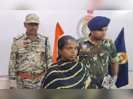 धमतरी में नक्सली कमांडर गीता का सरेंडर: 5 लाख की इनामी, कई बार मुठभेड़ में बचकर भागी