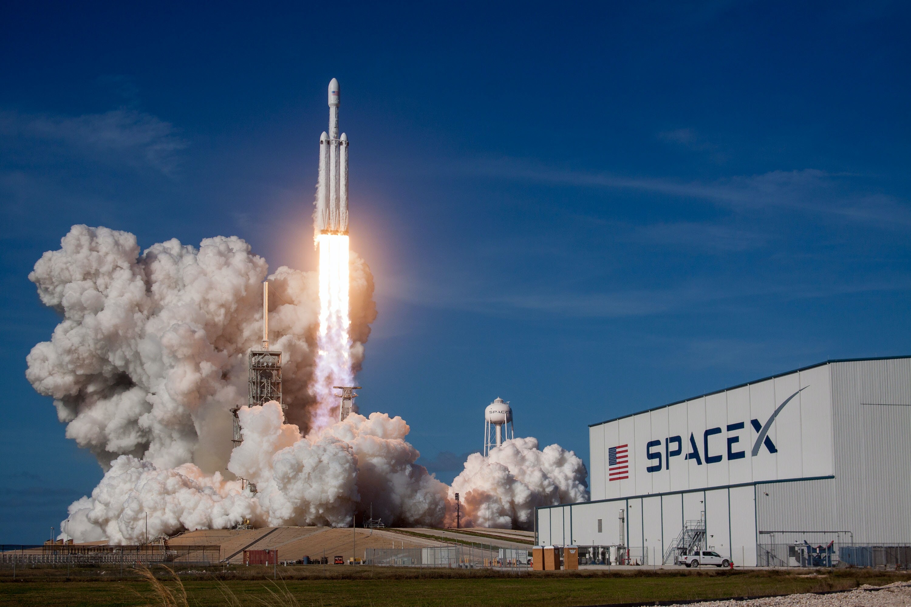 Elon Musk’s SpaceX Wins Pentagon Deal for Starlink in Ukraine