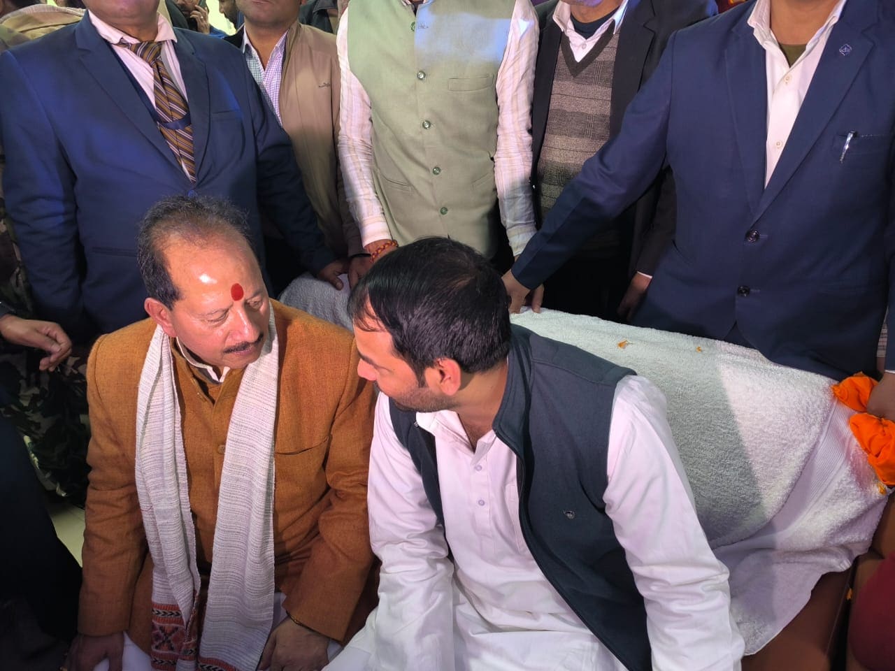 विजय सिन्हा के साथ तेज प्रताप की गुफ्तगू की यह तस्वीर उनकी नजदीकी को बयां कर रहा है.