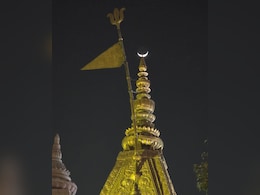 काशी विश्वनाथ के स्वर्ण शिखर पर चमका अर्ध चंद्रमा, ये अद्भुत नजारा देख भक्त बोले- साक्षात महादेव प्रकट हुए