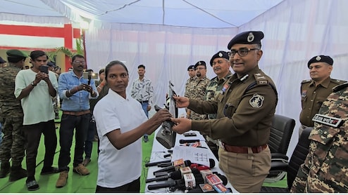 जंगल में अब गोलियां नहीं, घर लौटने की पुकार: गरियाबंद में बदली लड़ाई की दिशा, कल के कॉमरेड ही बने शांतिदूत