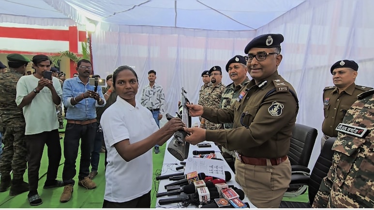 जंगल में अब गोलियां नहीं, घर लौटने की पुकार: गरियाबंद में बदली लड़ाई की दिशा, कल के कॉमरेड ही बने शांतिदूत