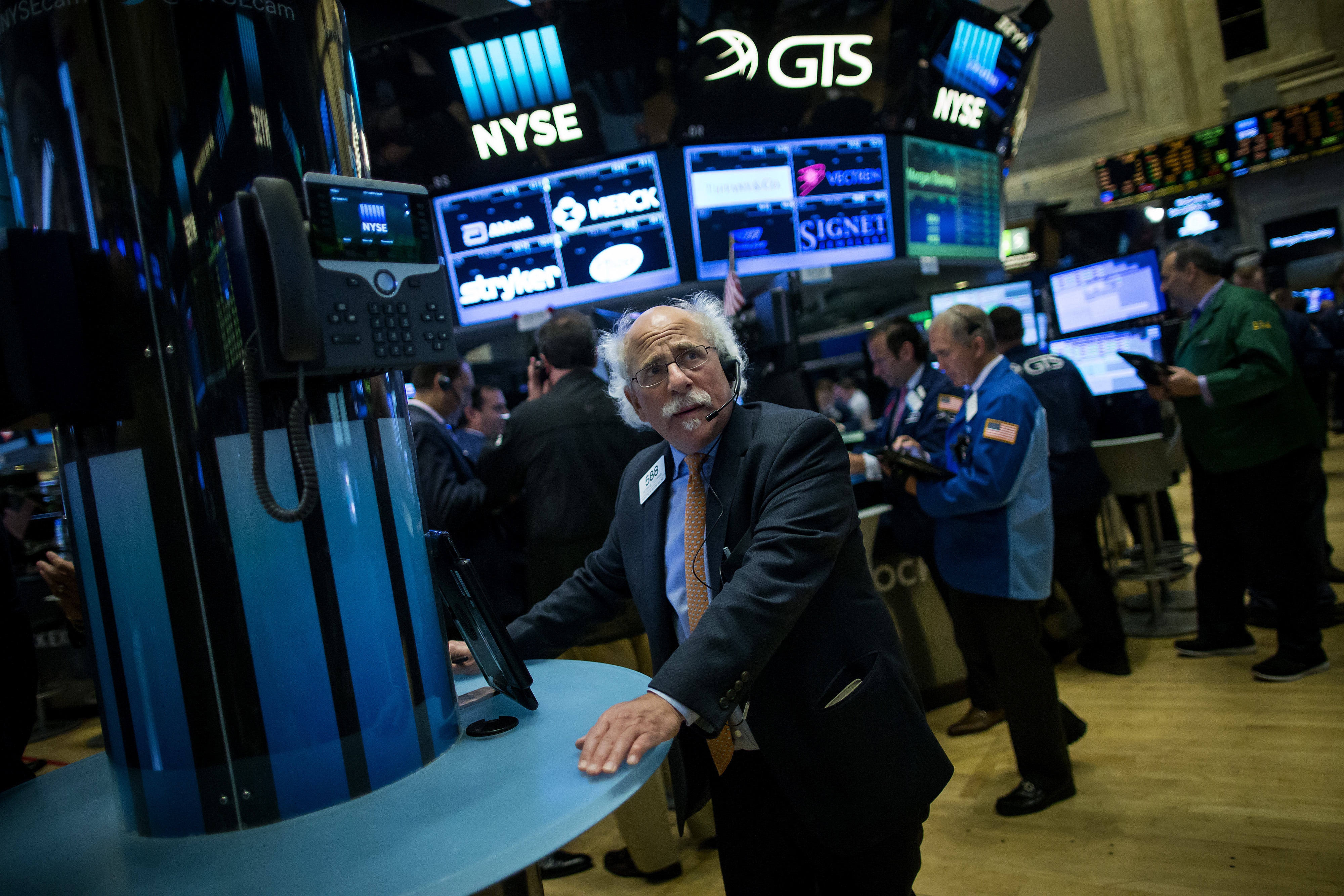  U.S. Stocks Fall From Record as Banks, Energy Producers Retreat
