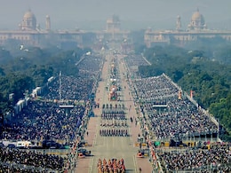 गणतंत्र दिवस LIVE: फाइटर जेट्स ने बनाया 'ऑपरेशन सिंदूर फॉर्मेशन, कर्तव्&zwj;य पथ पर सुनाई दी भारतीय सेना की दहाड़