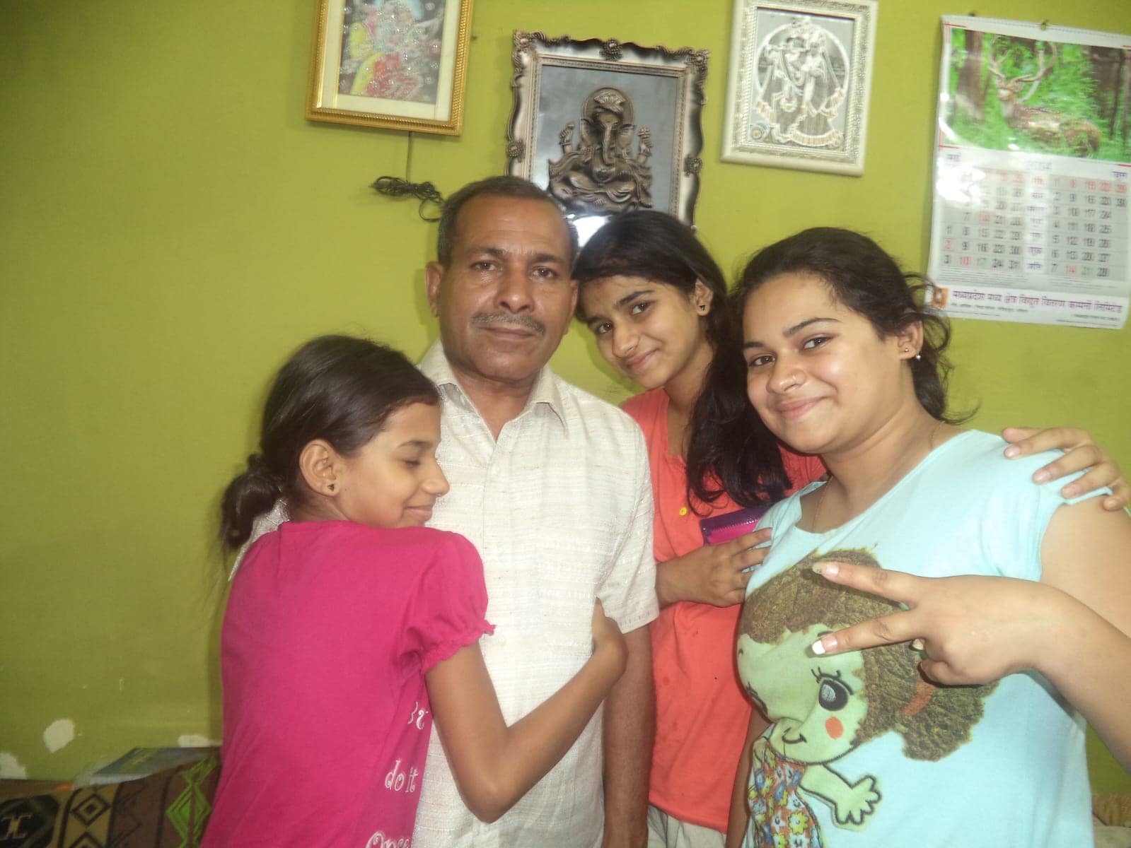 पिता डॉ. मुन्नालाल सोनी के साथ तीनों बेटियां. 