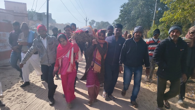 बीकानेर: भाई नहीं था तो बहनों ने दिया मां की अर्थी को कंधा, मुखाग्नि देकर तोड़ी वर्षों की रूढ़िवादी बेड़ियां