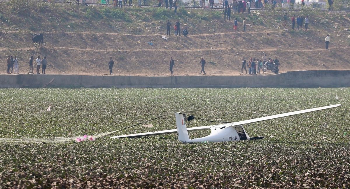 हवा में इंजन फेल, प्रयागराज के तालाब में गिरा एयरक्राफ्ट, दोनों क्रू मेंबर सेफ, जांच का आदेश