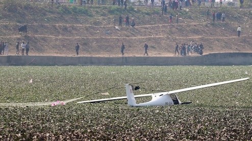 हवा में इंजन फेल, प्रयागराज के तालाब में गिरा एयरक्राफ्ट, दोनों क्रू मेंबर सेफ, जांच का आदेश
