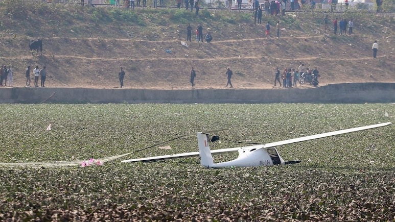 हवा में इंजन फेल, प्रयागराज के तालाब में गिरा एयरक्राफ्ट, दोनों क्रू मेंबर सेफ, जांच का आदेश