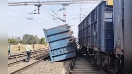 छत्तीसगढ़ में फिर रेल हादसा! मालगाड़ी के दो डिब्बे पटरी से उतरे, रेलवे ट्रैक पर बिखरा कोयला