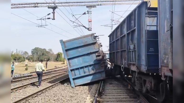 छत्तीसगढ़ में फिर रेल हादसा! मालगाड़ी के दो डिब्बे पटरी से उतरे, रेलवे ट्रैक पर बिखरा कोयला