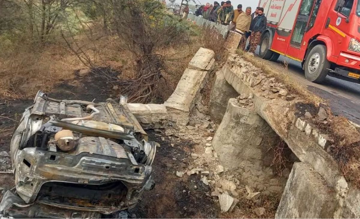 मात्र 8 फीट की ऊंचाई से पुल में गिरी कार, गिरते ही बनी आग का गोला, दो लेडी टीचर सहित 3 जिंदा जले
