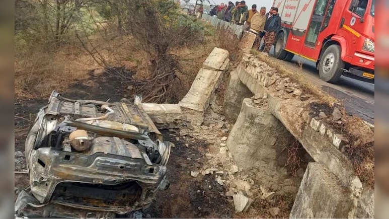 मात्र 8 फीट की ऊंचाई से पुल में गिरी कार, गिरते ही बनी आग का गोला, हेडमास्टर सहित दो लेडी टीचर जिंदा जले