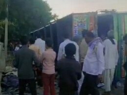 बाड़मेर से गुजरात जा रही ट्रक पलटा, युवक की मौत... 50 भेड़-बकरियों की गई जान