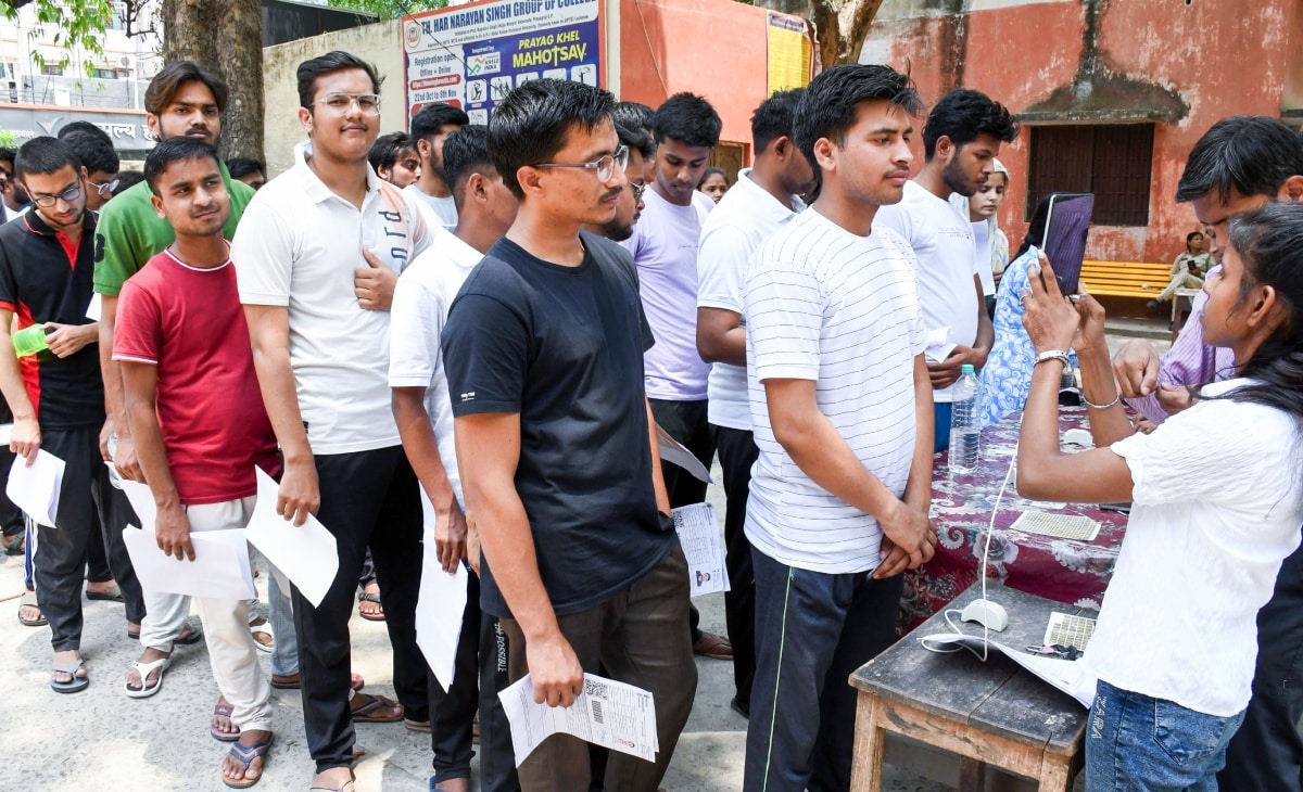 प्रयागराज में 2025 में एक परीक्षा केंद्र पर जेईई परीक्षार्थी प्रयागराज में 2025 में एक परीक्षा केंद्र पर जेईई परीक्षार्थी