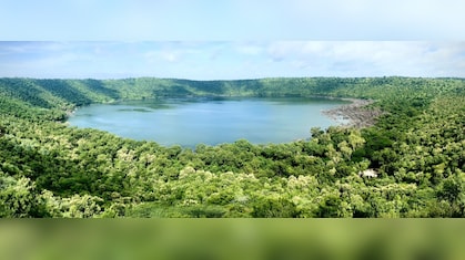 महाराष्ट्र में उल्कापिंड गिरने से बने लोणार सरोवर में रहस्यमय ढंग से बढ़ने लगा पानी, हाईकोर्ट भी जता रहा चिंता