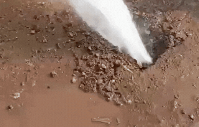 पेयजल सप्लाई लाइन फूटी, 50 फीट ऊंचा फव्वारा देख हैरान हुए लोग; हजारों लीटर पानी बर्बाद