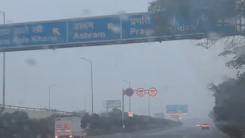 दिल्ली में कड़ाके की ठंड पर बारिश का डबल अटैक, कई इलाकों में गरजे बादल, ठिठुरन बढ़ी